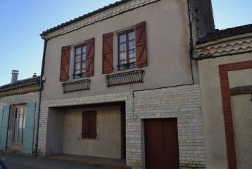 Traditional French house to renovate in lively town      
