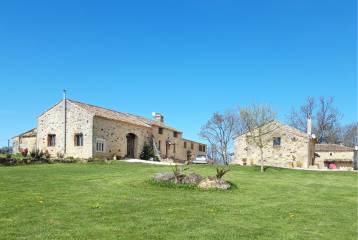 Renovated Hamlet with stables and guesthouses, 42 acres      