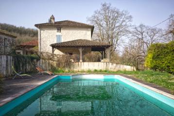 Stone country house, pool and 15 acres own grounds      