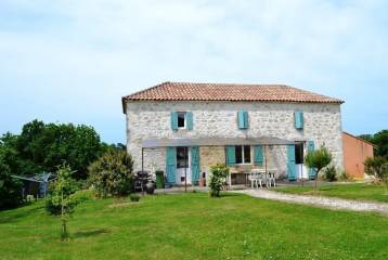        Renovated hamlet with gîtes and pool in a quiet location